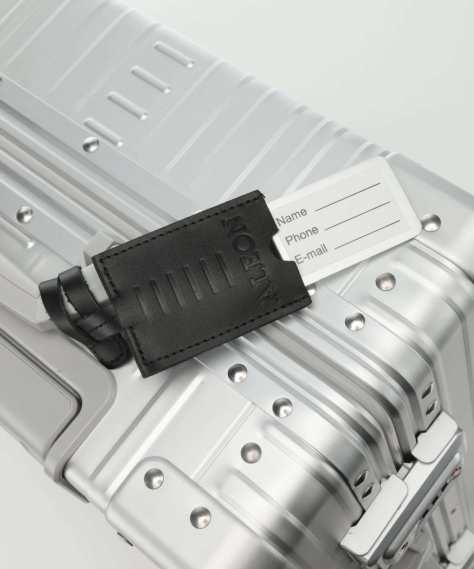 Aleon 21 International Spinner (4 wheels) platinum