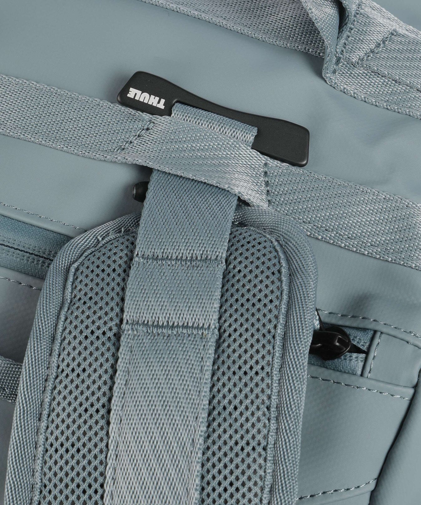 Thule Chasm 30 Weekend bag pond