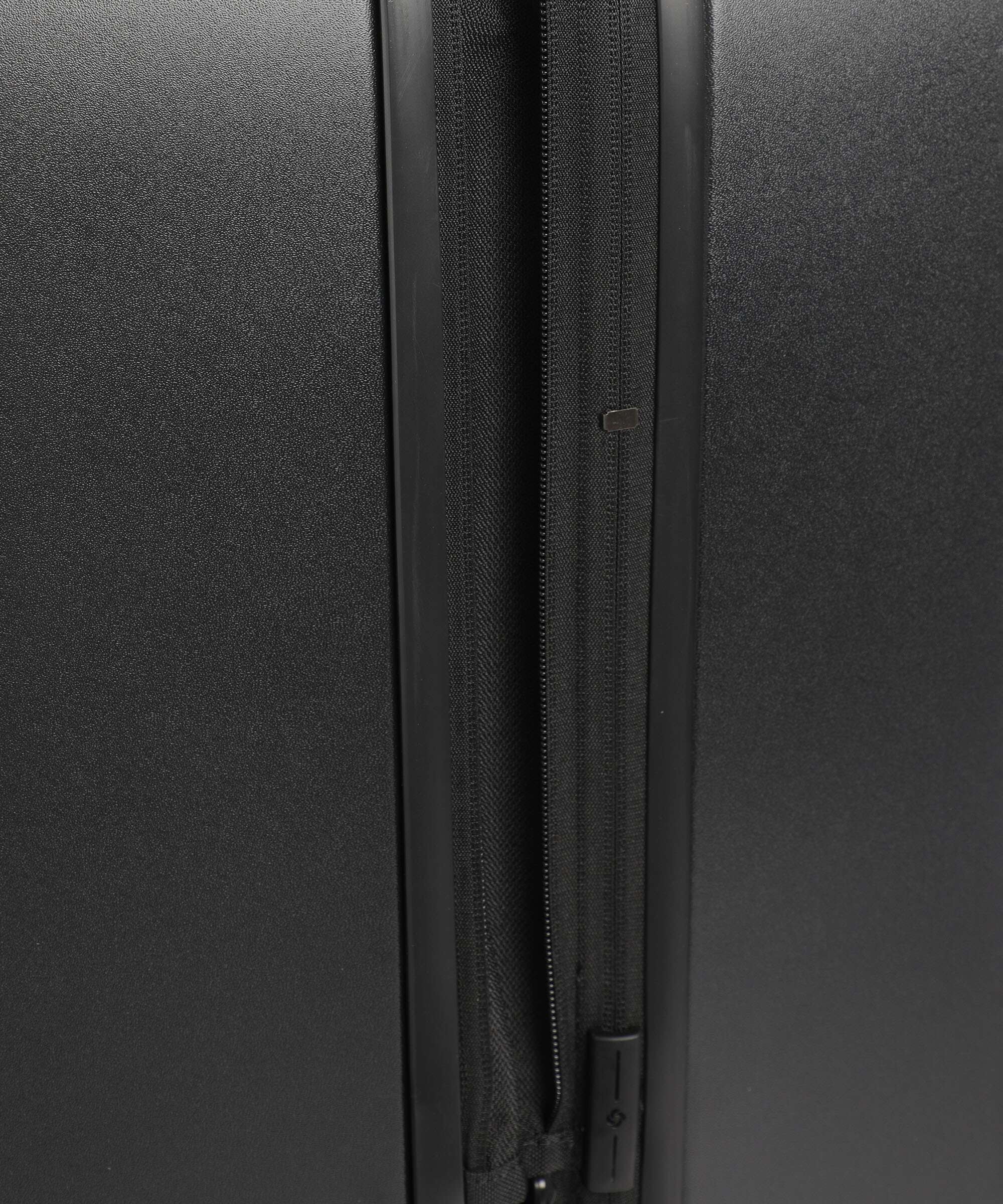 Samsonite Fyrm Spinner (4 wheels) graphite