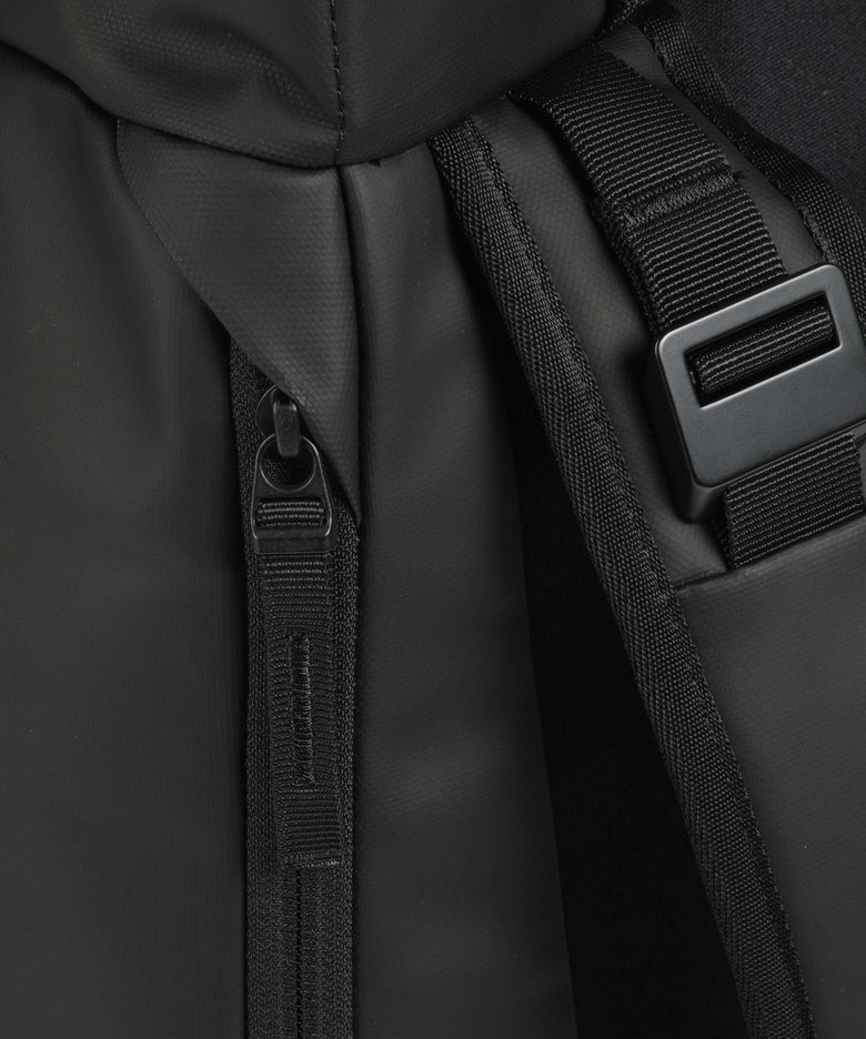 Db Hugger 30L Backpack black out