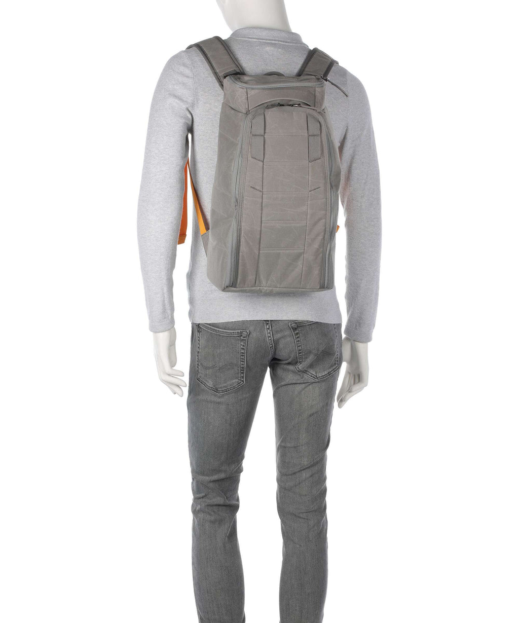 Db Hugger 20 Backpack sand grey