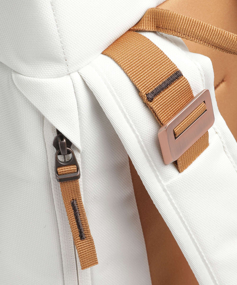 Db Hugger 20 Backpack oatmilk