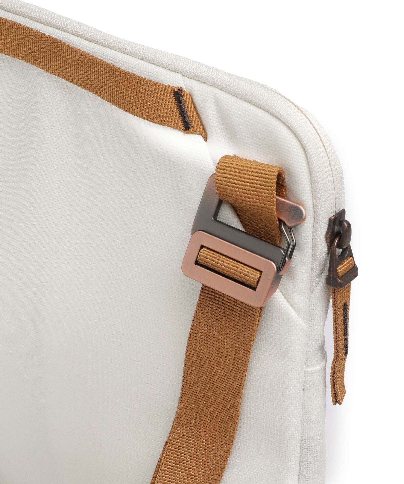 Db Ramverk 16 Laptop bag oatmilk