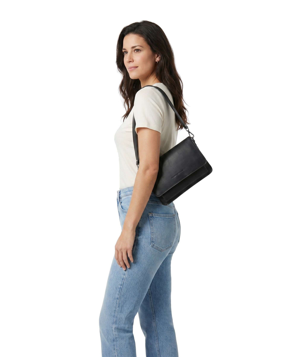The Chesterfield Brand Wax Pull Up Cow Aviles Shoulder bag black