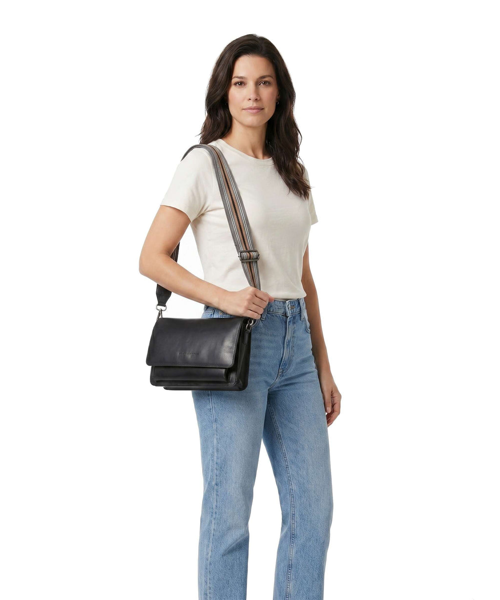 The Chesterfield Brand Wax Pull Up Cow Aviles Shoulder bag black